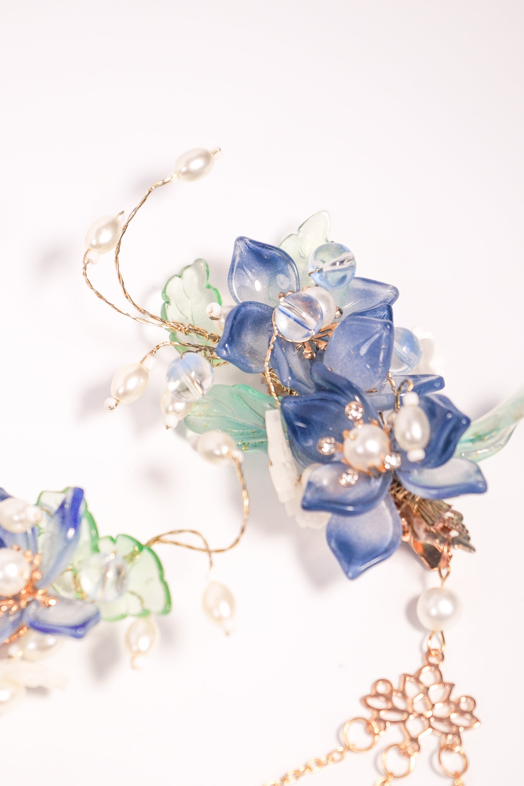 Ink Bloom Pearl Sway Clip